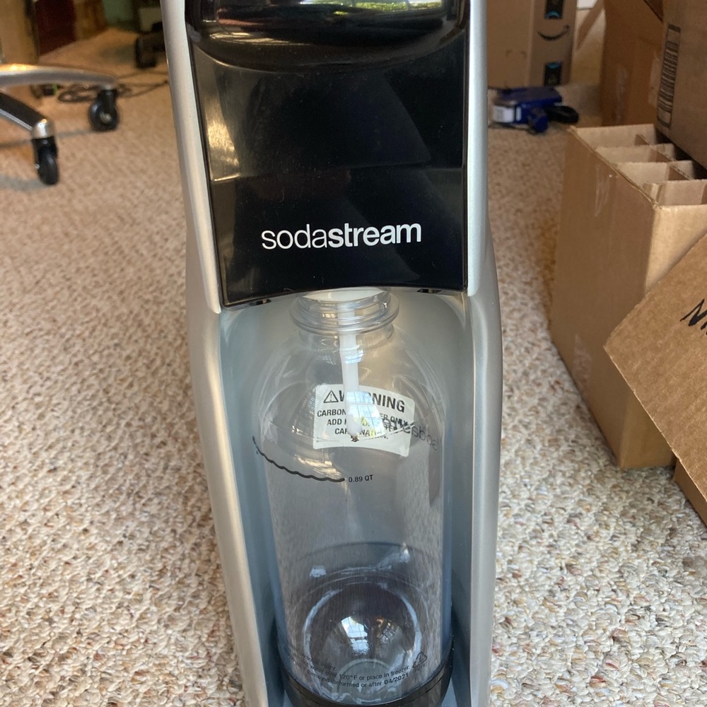 Sodastream machine with mini CO2 carbonater